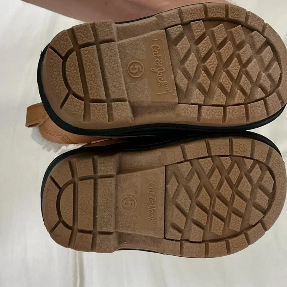 Brand new with tags Cat & Jack kids winter snow boots in size